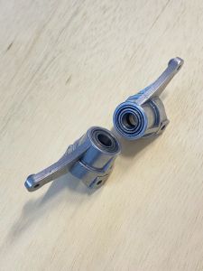 Kyosho If221 Knuckle Arm L&R (IF6B) Juntas de direção de alumínio Kyosho (2) USADO