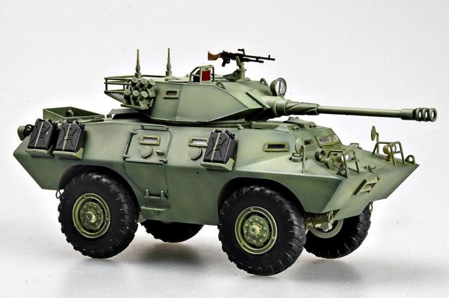 LAV-150 Commando AFV w/ Cockerill 90mm Gun 1/35 Kit Hobby Boss 82422