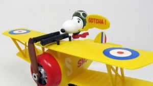Snoopy e seu Sopwith Camel com Motor SNAP Kit Para Montar 6779