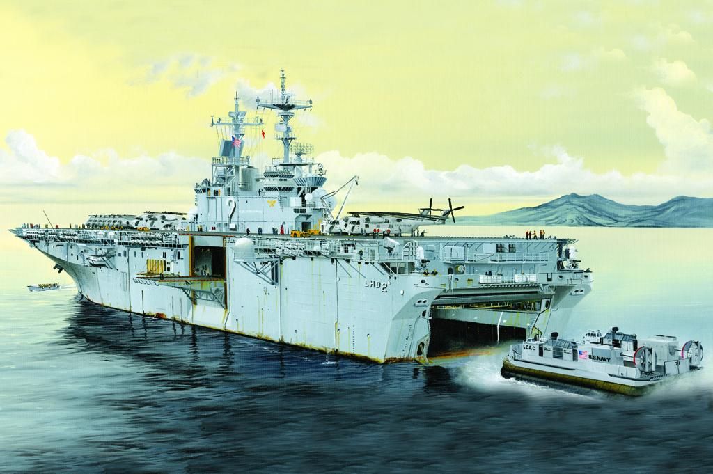 USS Essex LHD-2 1/700  Kit Hobby Boss 83403