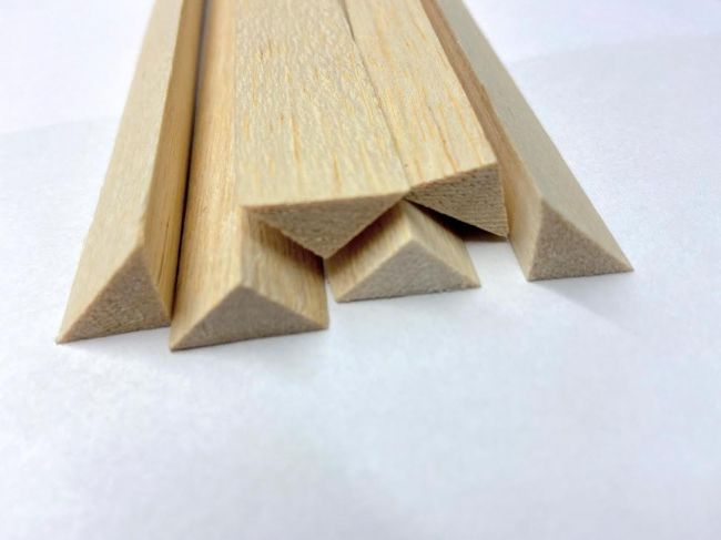 Varetas de balsa triangular de 10mm com 50cm de comprimento pacote com 6 unidades